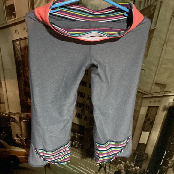 EUC woman’s size 2 reversible Ivivva by Lululemon capris - Picture 7 of 7